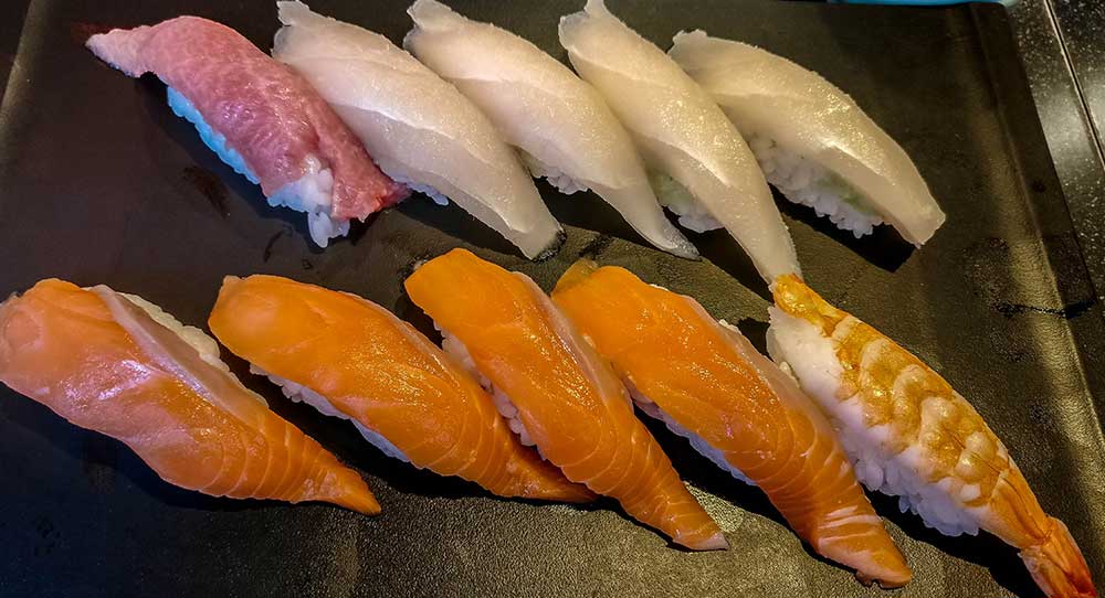 Manger des sushis au Japon