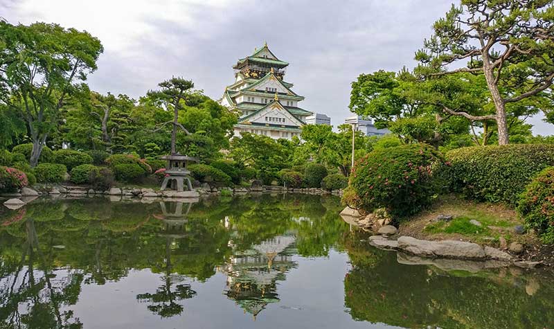 Le Château d'Osaka et un jardin