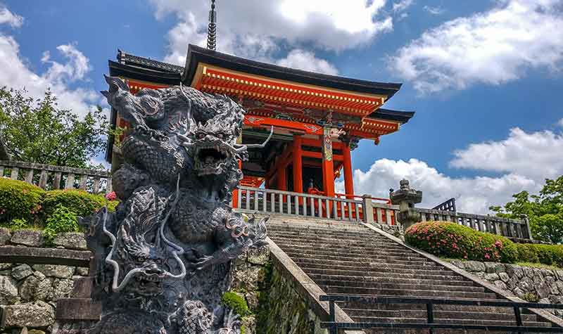 Kiyomizu-dera - statuts de dragons