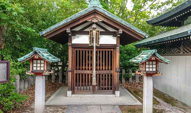 Bâtiment traditionnel au sanctuaire Hôkoku-jinja