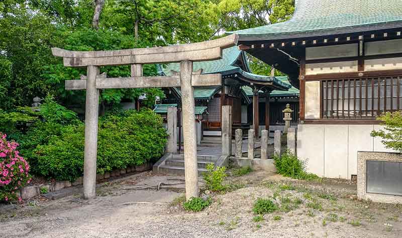 Bâtiment traditionnel au sanctuaire Hôkoku-jinja