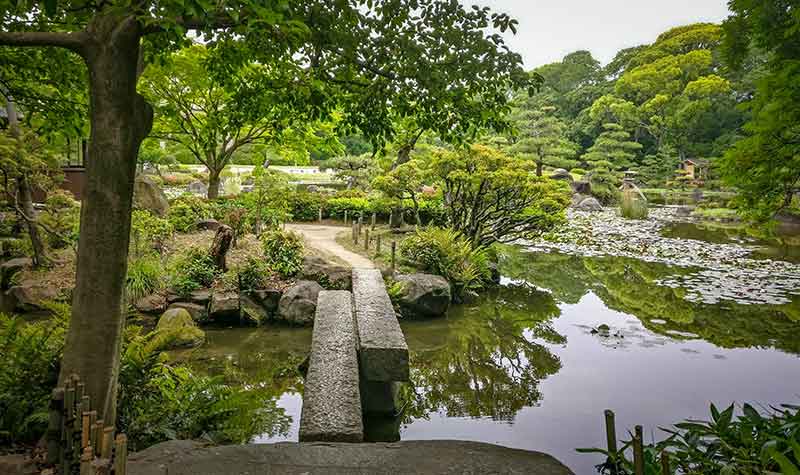 Jardin Keitakuen et son pont en pierre taillé