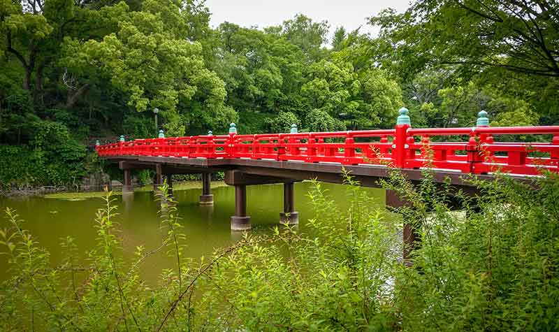 Pont rouge au parc Tennô-ji d'Osaka
