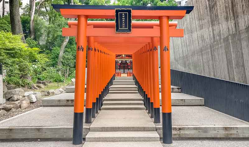Tunnel de torii au sanctuaire Ikuta-jinja
