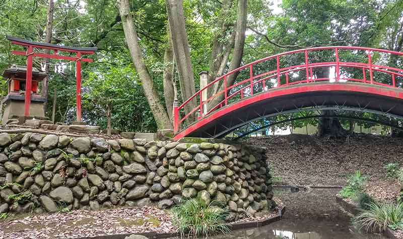 Pont rouge au Temple Kita-in à Kawagoe