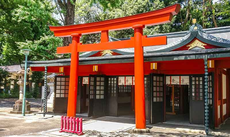  Torii rouge au sanctuaire Hie-jinja à Akasaka