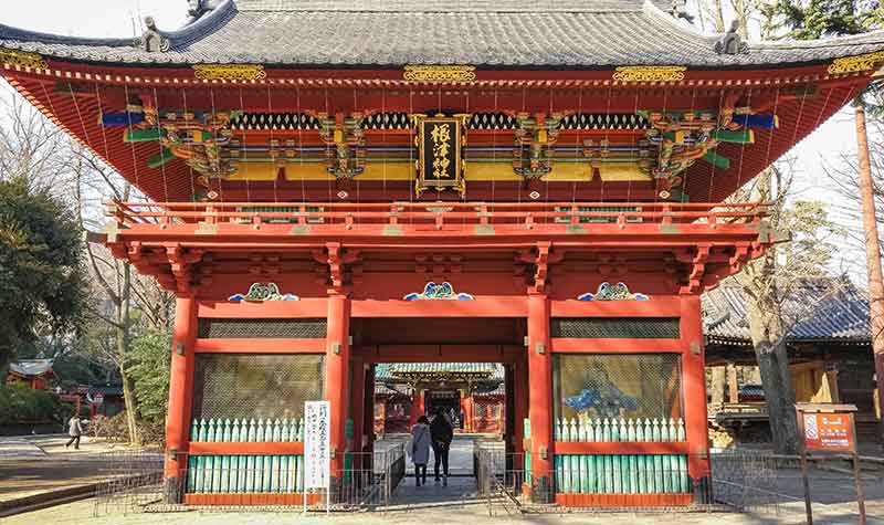 Portail au sanctuaire Nezu-jinja à Bunkyo