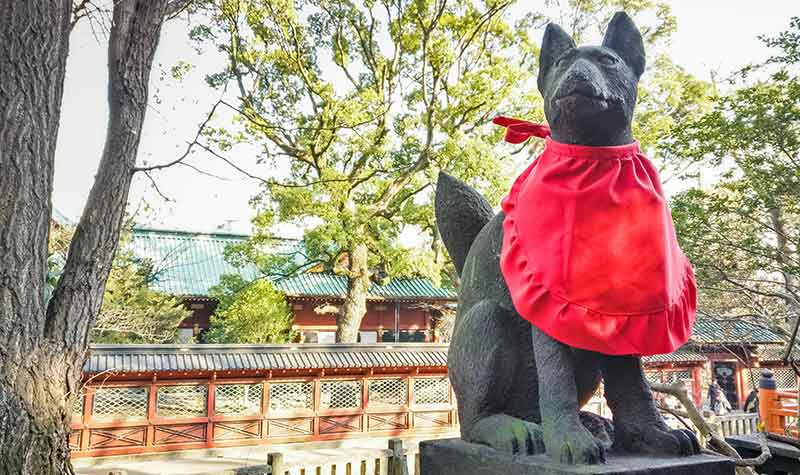 Renard symbolique au sanctuaire Nezu-jinja à Bunkyo