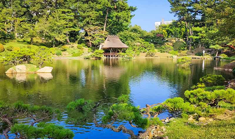 Jardin Shukkei-en à Hiroshima - maison au bord de l'étang
