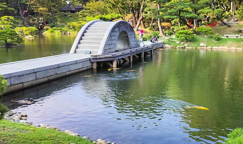 Jardin Shukkei-en à Hiroshima - pont en pierre