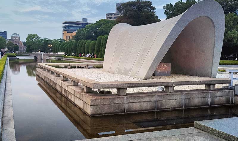 Parc mémorial de la paix de Hiroshima - cénotaphe de la paix