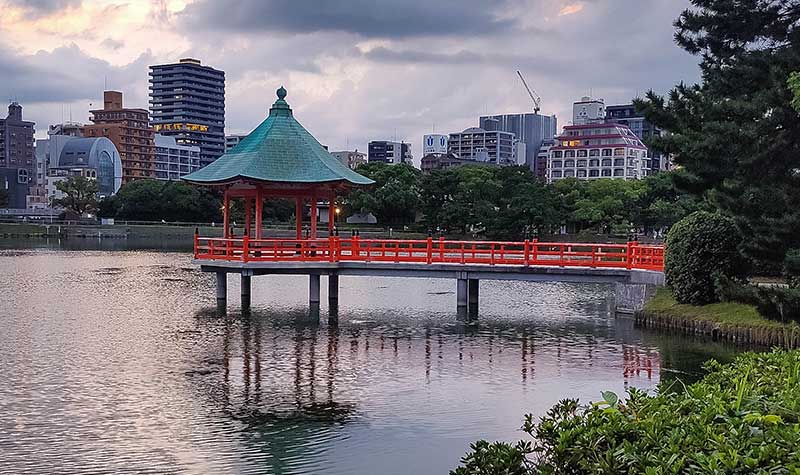 Parc Ôhori à Fukuoka - pont traditionnel