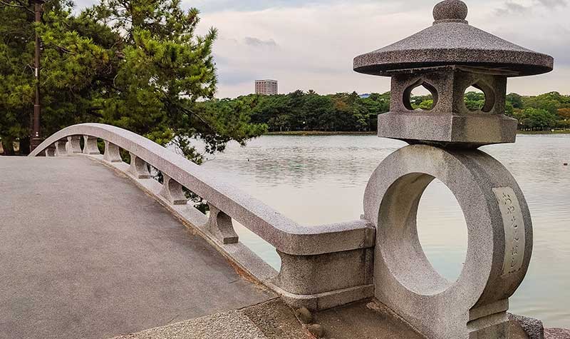 Parc Ôhori à Fukuoka - pont et lanterne