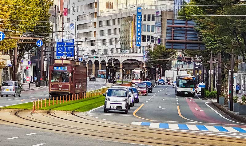 Rue et tramway à Kumamoto