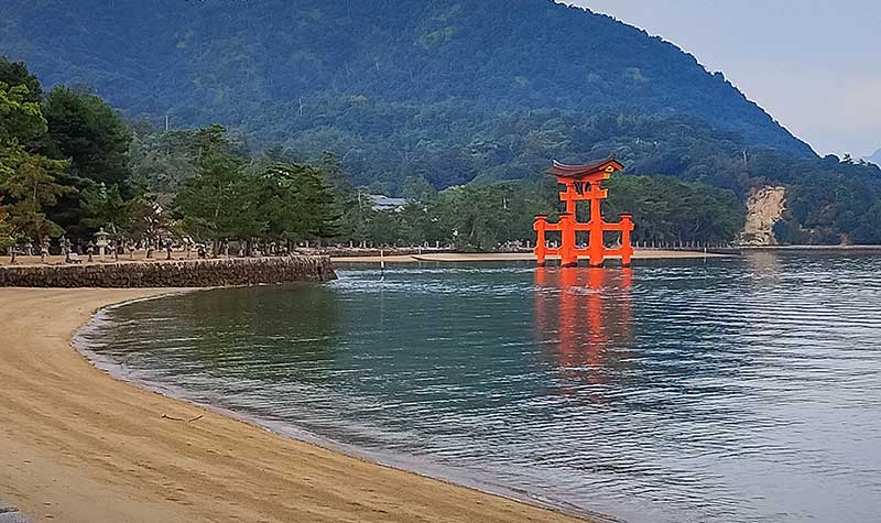 Sanctuaire Itsukushima-jinja à Hiroshima - torii sur l'eau