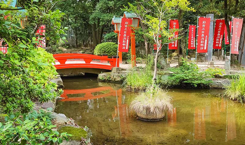 Sanctuaire Sumiyoshi-jinja à Fukuoka - pont et étang