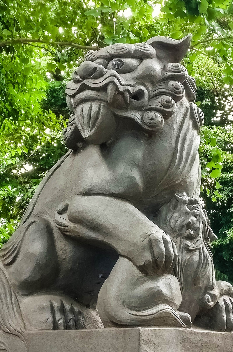 Un komainu dans un sanctuaire à Higashinakano